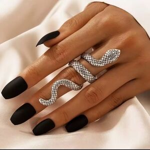 NWT Elegant Silver Snake Ring for Reptile Lovers